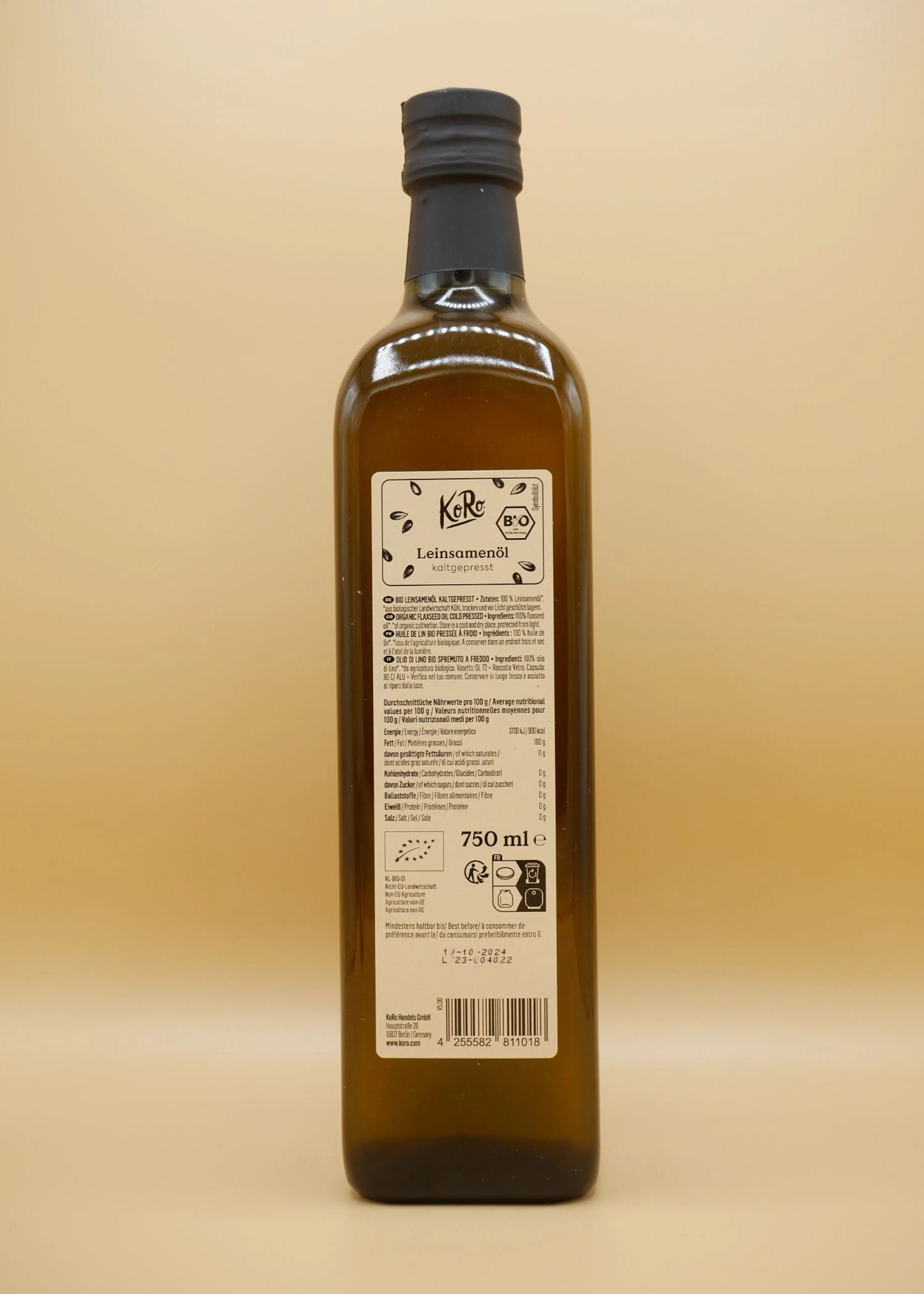 eine Flasche leinsamenöl steht auf einem Tisch